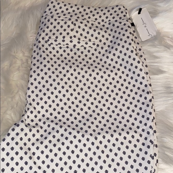 New Woman’s plus size white pant w blue design - Picture 3 of 9